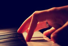 角逐悬念：紧张的比赛引人入胜